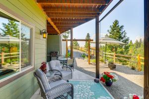 Μπαλκόνι ή βεράντα στο Cozy Eureka Getaway - Hike, Bike, Hunt and Fish!