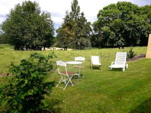 un gruppo di sedie e un tavolo sull'erba di La petite maison dans la prairie a Lamballe Armor Altre 3 foto