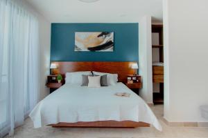 Una cama o camas en una habitación de Itzamna luxury condos whit ocean viewpool