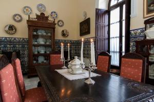 un comedor con una mesa con velas. en Casa San José en Palma del Río