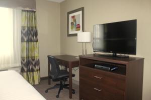 TV a/nebo společenská místnost v ubytování Meridian Inn & Suites Lloydminster