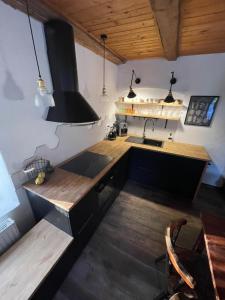 LovečkoviceChalupa U Fílů的厨房里有水槽和炉灶。