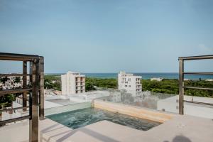La alberca dentro o cerca de Itzamna luxury condos whit ocean viewpool