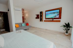 Una televisión o centro de entretenimiento en Itzamna luxury condos whit ocean viewpool