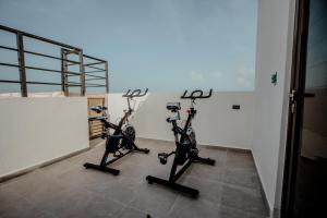 Gimnasio o equipo deportivo en Itzamna luxury condos whit ocean viewpool