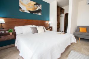 Una cama o camas en una habitación de Itzamna luxury condos whit ocean viewpool