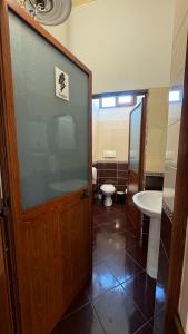 Symphony Hostel Shkoder的一间浴室