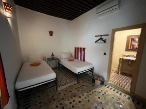 Postel nebo postele na pokoji v ubytování Riad Fes EL KAID