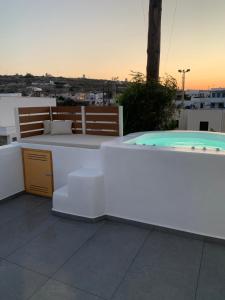Balkón nebo terasa v ubytování Commercio Suites Santorini