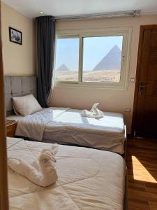 Tamara Front Pyramids & Valley Temple View客房内的一张或多张床位
