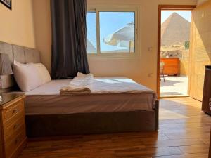 Tamara Front Pyramids & Valley Temple View客房内的一张或多张床位