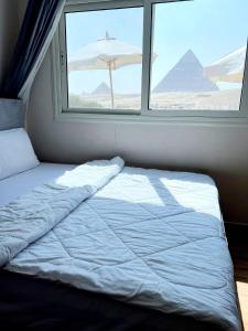 Tamara Front Pyramids & Valley Temple View客房内的一张或多张床位