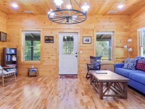 Χώρος καθιστικού στο Perfect Maine Getaway in a Newly Renovated Cabin!