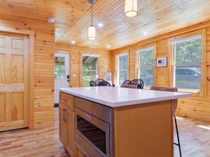 Φωτογραφία από το άλμπουμ του Perfect Maine Getaway in a Newly Renovated Cabin! σε Belgrade