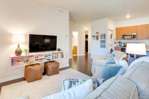 Un televizor și/sau centru de divertisment la Condo Near Beach and Downtown in Traverse City!