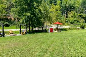 Garður fyrir utan Private Hot Tub Dog-Friendly Red River Gorge Home