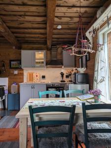 Dapur atau dapur kecil di Leppälän vanhatupa rantasaunalla