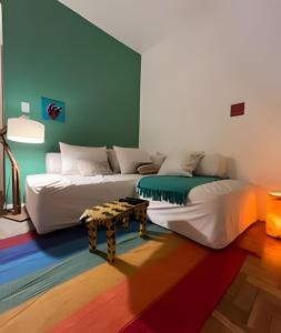 two beds sitting next to each other in a room at Apartamento praia! Aconchegante e central! in Rio de Janeiro