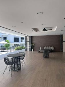 d'une chambre avec des chaises, des tables et un plafond dans l'établissement Hill Residences by Casa Stellar, à Manille