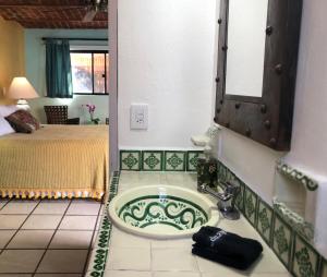Postel nebo postele na pokoji v ubytování Casa del Sol Inn