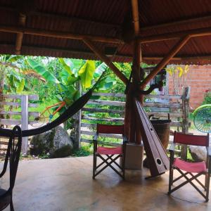 Hostal La Cabaña外面的花园