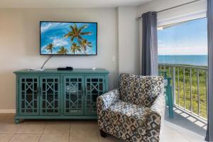 Uma televisão e/ou sistema de entretenimento em Key Largo 2BR 2BA Oceanfront with Pool