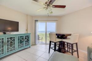 Uma televisão e/ou sistema de entretenimento em Key Largo 2BR 2BA Oceanfront with Pool