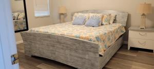 Uma cama ou camas num quarto em Key Largo 2BR 2BA Oceanfront with Pool