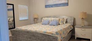 Uma cama ou camas num quarto em Key Largo 2BR 2BA Oceanfront with Pool