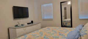 Uma cama ou camas num quarto em Key Largo 2BR 2BA Oceanfront with Pool