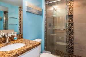 Uma casa de banho em Key Largo 2BR 2BA Oceanfront with Pool