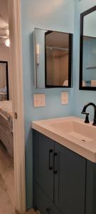 Uma casa de banho em Key Largo 2BR 2BA Oceanfront with Pool
