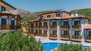 Un gran edificio con una piscina en frente. en Marvelous Sarıgerme, en Sarigerme