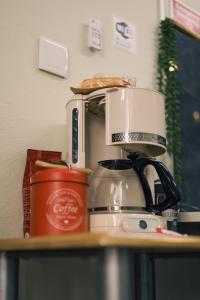 eine Kaffeemaschine auf einer Theke in der Unterkunft Los Amantes de la naturaleza. in Salão