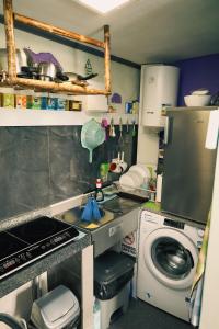 eine Küche mit Spüle und Waschmaschine in der Unterkunft Los Amantes de la naturaleza. in Salão