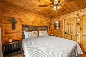 une chambre avec un lit dans une cabane en rondins dans l'établissement New 2BR with Loft Cabin by Parkway, Gatlinburg & GSMNP, à Sevierville