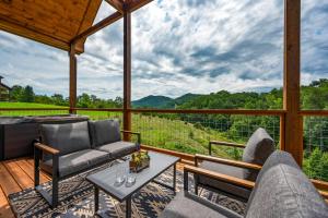une véranda avec des canapés et une table dans l'établissement New 2BR with Loft Cabin by Parkway, Gatlinburg & GSMNP, à Sevierville
