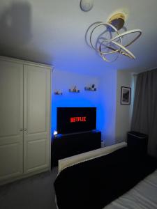 TV in/ali zabaviščno središče v nastanitvi Modern Double & Single Room with Cozy Vibes Athy