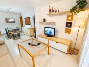 TV a/nebo společenská místnost v ubytování Vivienda en residencial con piscina