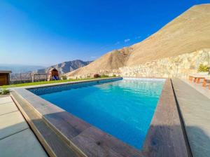 a swimming pool with a mountain in the background at Casa de Campo - La Raya in Cieneguilla