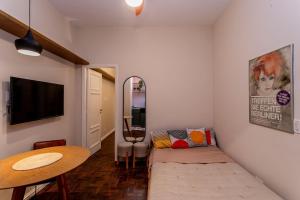 Μια τηλεόραση ή/και κέντρο ψυχαγωγίας στο Moderno Quarto & Sala em Copacabana | GAP 14/303