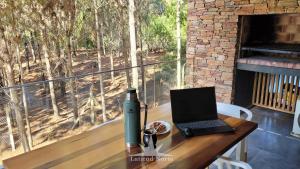 Una computadora portátil sobre una mesa en una terraza con balcón. en Departamento 318 en complejo premiun de Pinamar Norte, en Pinamar 8 fotos más