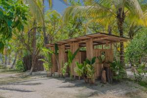 Ein Garten an der Unterkunft Manoush Beach