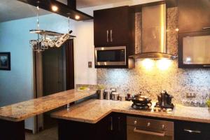 eine Küche mit einer Arbeitsplatte und einem Kochfeld in der Unterkunft Moderno y Bonito Apto en Sebucan, Caracas in Caracas