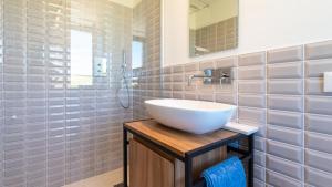 baño con lavabo blanco en un soporte de madera en La Buona Maniera, en Monteprandone 13 fotos más