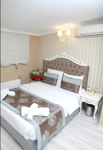 1 dormitorio con 1 cama grande en una habitación en Kadi Konagi Thermal Hotel, en Bursa