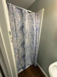Et badeværelse på Cozy Room Near Downtown Hendersonville