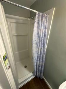Et badeværelse på Cozy Room Near Downtown Hendersonville