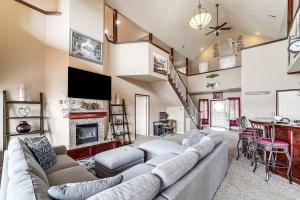 Posezení v ubytování Waterfront Lake Eufaula Home Multi-Level Balcony