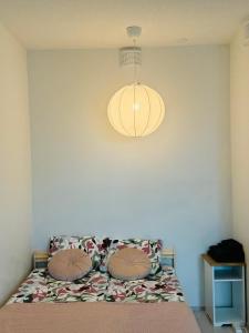 1 dormitorio con cama y lámpara en Lux home III, en Tampere